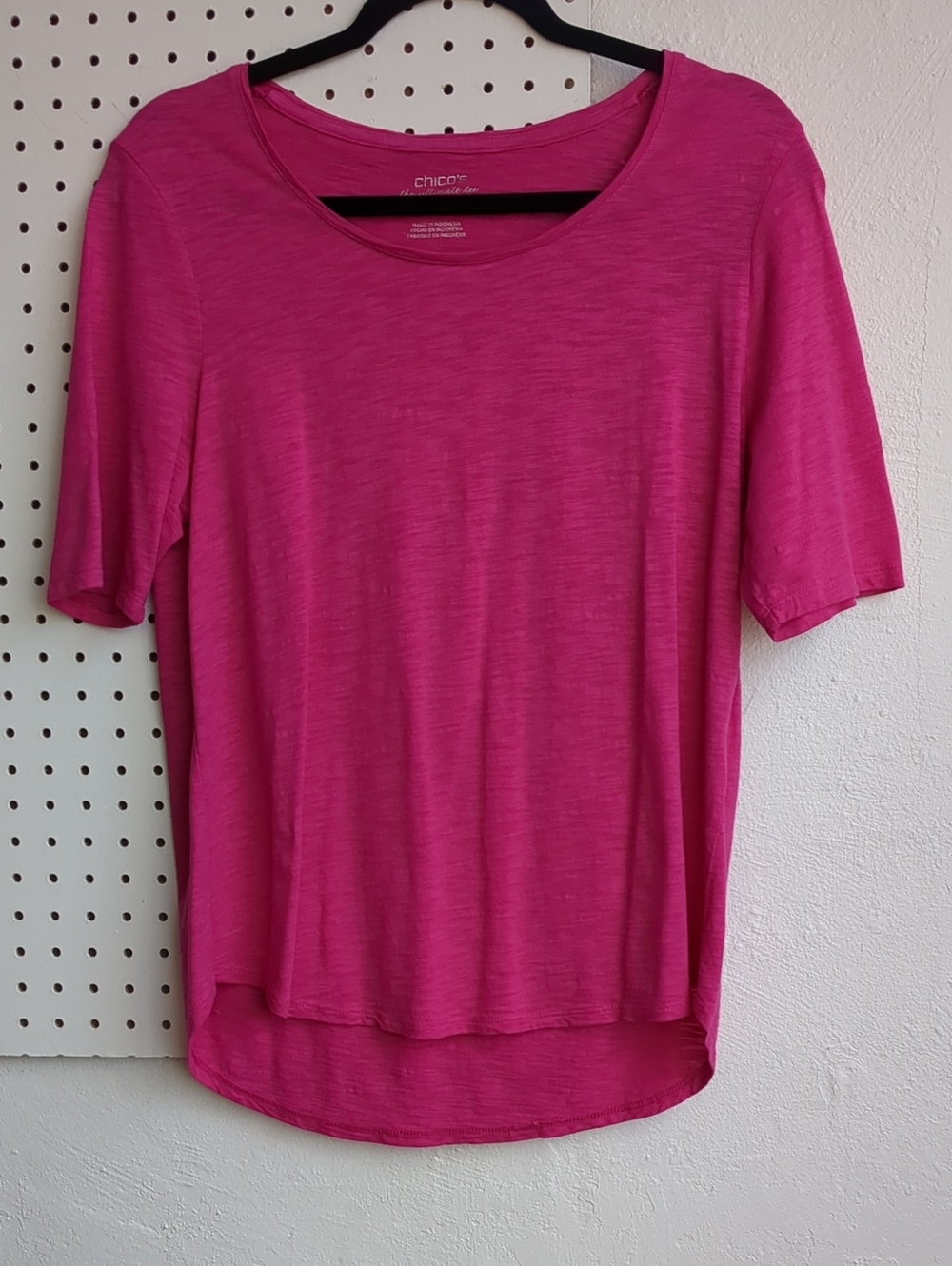 Chico's Scoop Neck Short Sleeve Tee in Fuchsia Pink